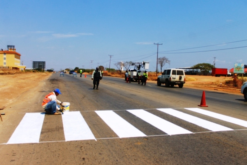 Trabajos de rayado en la carretera nacional