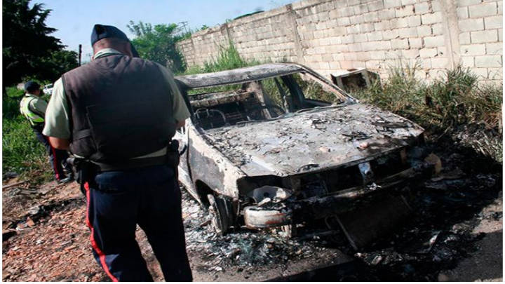 El carro donde se encontrabanlos cuerpo calcinados