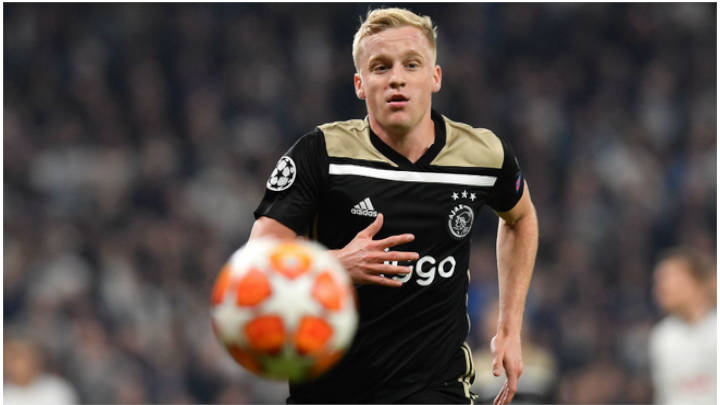 Bajo este escenario, Van de Beek pone en cierto riesgo su traspaso al Real Madrid. A pesar de que ya hay acuerdo con el jugador, todavía falta cerrar la operación con el Ajax. El propio jugador reconoció que se está trabajando en ello. "Es cierto que el Madrid está en contacto con el Ajax, pero no puedo decir más", dijo. "Mi agente habrá hablado con ellos", aseguró en referencia al Madrid y añadió: "El Madrid es un gran club para jugar, pero el Ajax todavía lo es. Ya veremos qué pasa...". Sin embargo, una lesión inoportuna en Tesalónica podría complicar su desembarco en la capital de España. Para Zidane, Pogba sigue siendo el objetivo prioritario para reforzar el centro del campo, pero el tiempo se agota para la llegada del francés (sólo faltan tres días para que cierre el mercado en la Premier League) y Van de Beek es la opción con más fuerza para llevar a cabo el 'Plan B'. Podría jugar la Champions con el Madrid Aunque Van de Beek juegue frente al PAOK hoy en el Toumba Stadium, esto no afectará para que, en caso de cerrarse el fichaje, pueda jugar la próxima Champions League con el Madrid en futuras fases de la máxima competición europea. Gracias al último cambio en el reglamento realizado por la UEFA, exactamente el de su artículo 43, un jugador que dispute con un equipo la primera, segunda, tercera ronda de clasificación, incluso los play-offs de la Champions League o Europa League, podrá posteriormente representar a otro club diferente en la fase de grupo en cualquiera de las dos competiciones. Por tanto, al Madrid sólo le preocupa que Van de Beek pueda caer lesionado en un momento en el que la operación está cerca de cerrarse.