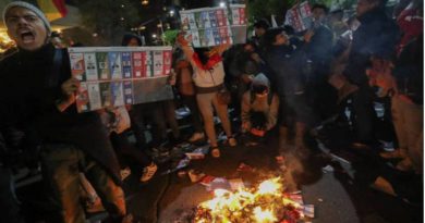 Opositores queman papeletas electorales en Bolivia, por acusar de fraude