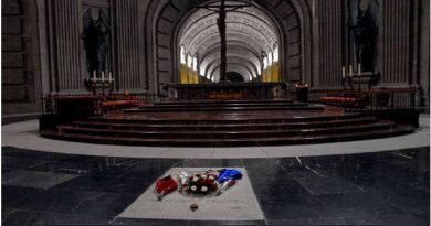 Tumba exhumada del dictador en la Basilica del Valle