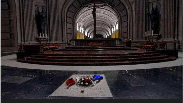 Tumba exhumada del dictador en la Basilica del Valle