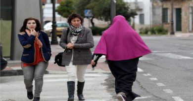 Mujeres españolas y marroquíes caminan sin diferenciación