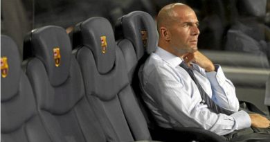 Zinedine Zidane en el banquillo
