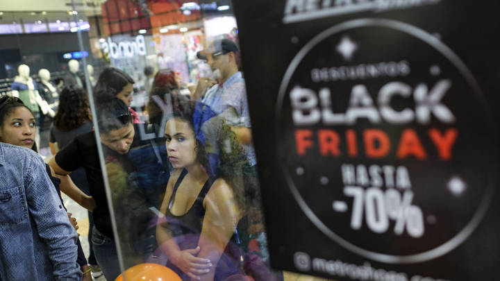 Compradores en el "Black Friday" en Caracas