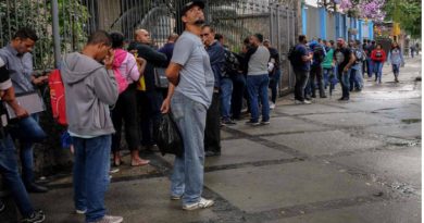 Una larga cola para la Feria del trabajo semanal en Bogotá