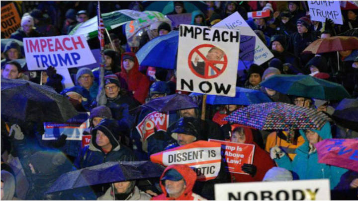 Ciudadanos norteamericanos protestando a favor del "impeachment