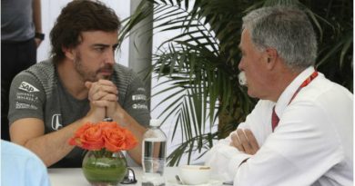 Alonso en una conversación con Carey en una competencia.