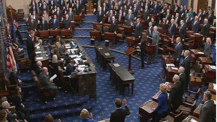 Momento de la juramentación delos 100 senadores en la Cámara Alta del Congreso
