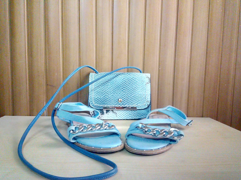 sandalias planas y mini bolso azul