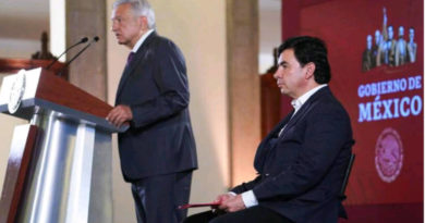 López Obrador y su portavoz, Jesús Ramírez en declaraciones