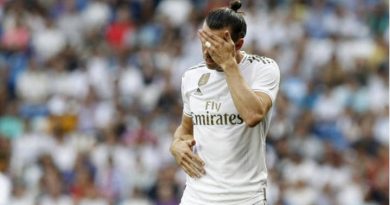 Bale no se fija en lo que no le interesa y piensa en su futuro.