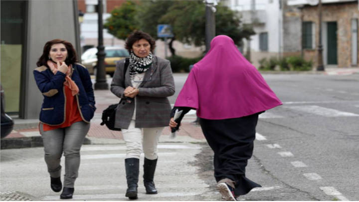 Mujeres españolas y marroquíes caminan sin diferenciación