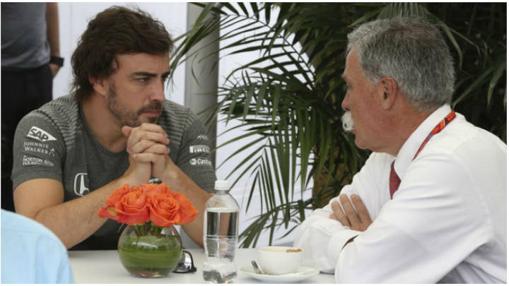 Alonso en una conversación con Carey en una competencia.