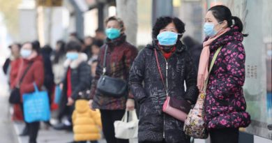 La comunidad de Wuhan se protege con mascarillas ante el brote del coronavirus